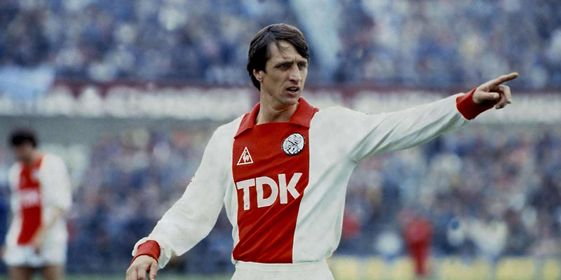 Johan Cruyff là trái tim trong lối chơi Total Football của Ajax Amsterdam