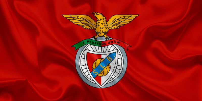 Logo có hình đại bàng với dòng chữ “E Pluribus Unum” đặc trưng của Benfica